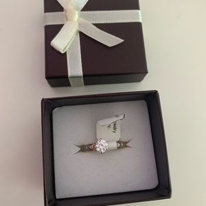 *NEW* beautiful gold ring with silver stone